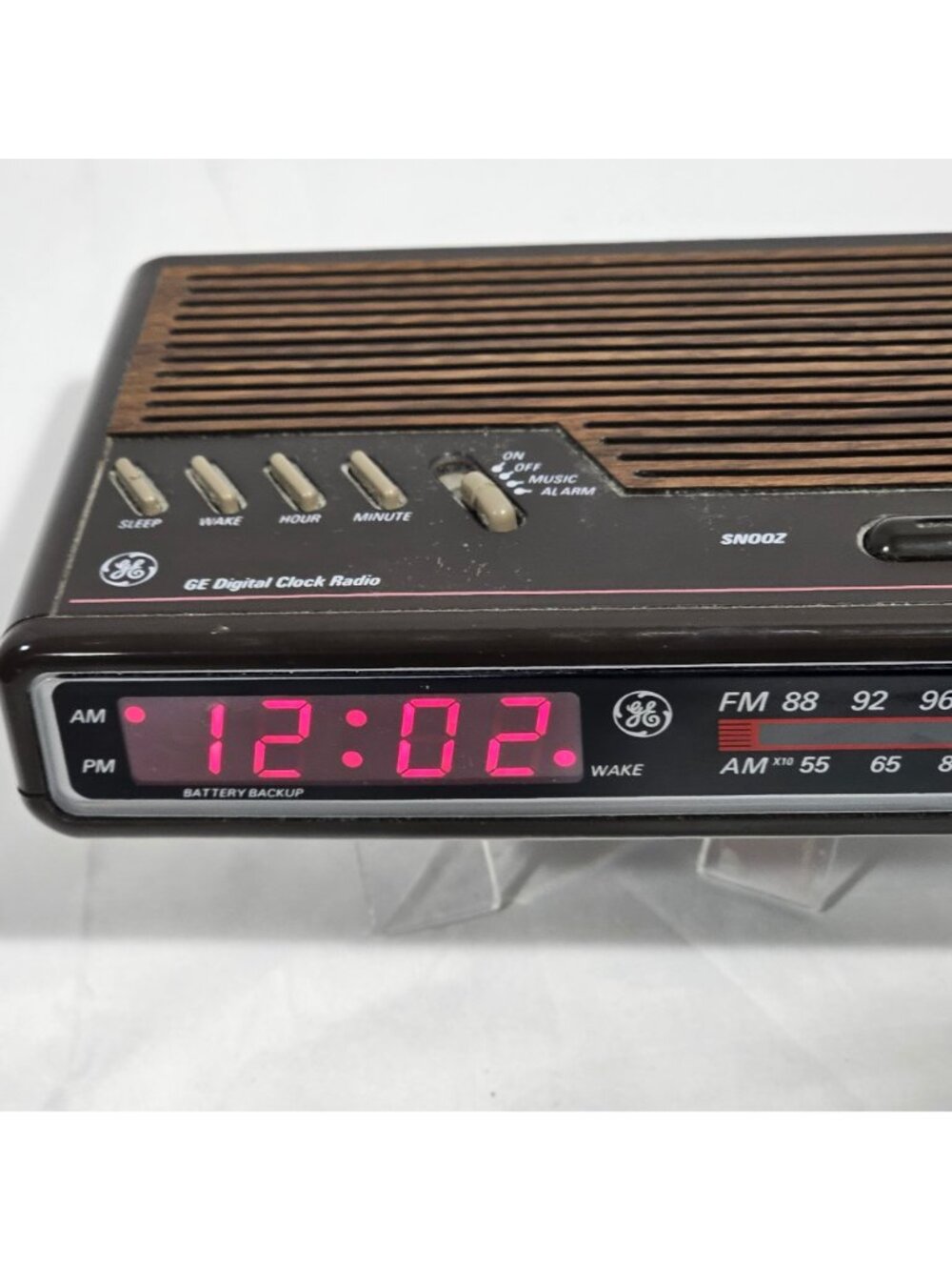 Vintage GE Digital Clock Radio AM/FM With Woodgrain Finish & Snooze Function - Picture 9 of 11